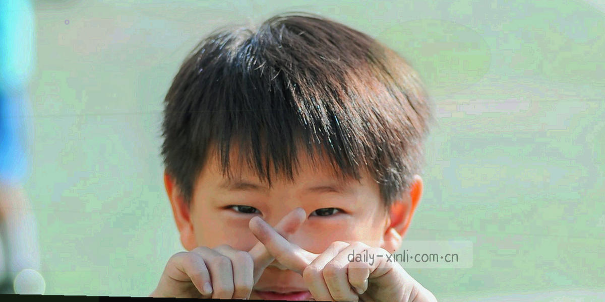 由左侧联赛筛选栏、右侧比分卡片和顶部更新时间三部分组成的操作顺序示意图，深蓝底色配青色描边